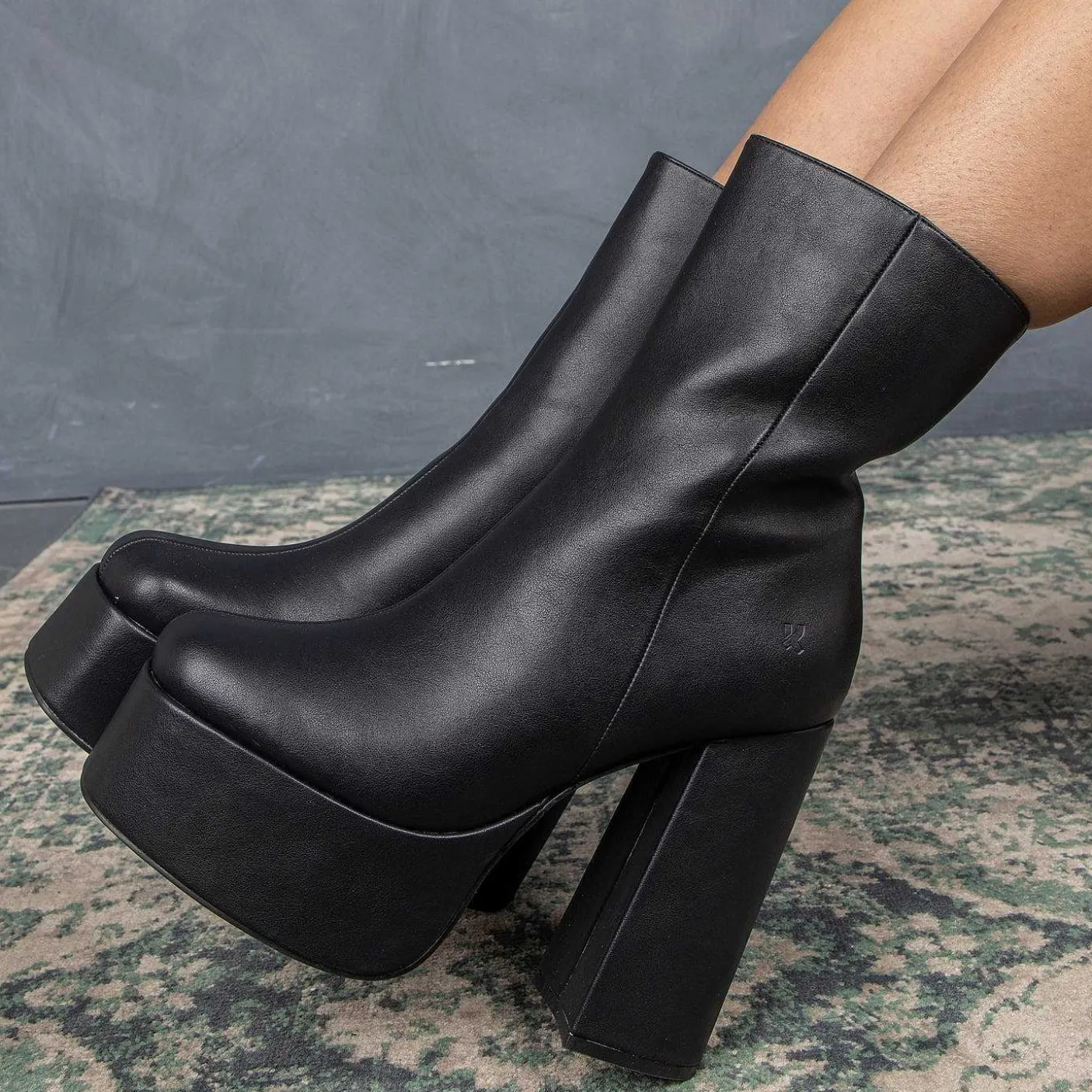 czarne_buty_na_obcasie_lexus_na_platformie_10-1.webp Damskie KOI footwear Buty Na Obcasie^Czarne Buty Na Obcasie Lexus Na Platformie