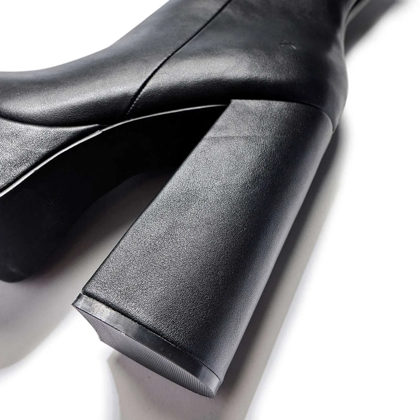 czarne_buty_na_obcasie_lexus_na_platformie_8-1.webp Damskie KOI footwear Buty Na Obcasie^Czarne Buty Na Obcasie Lexus Na Platformie