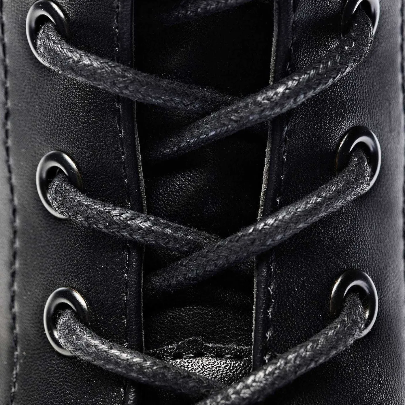 czarne_skorzane_buty_wojskowe_na_grubej_platformie_w_rozmiarze__9-2.webp Damskie KOI footwear Buty Platformowe^Czarne Skorzane Buty Wojskowe Na Grubej Platformie W Rozmiarze 10