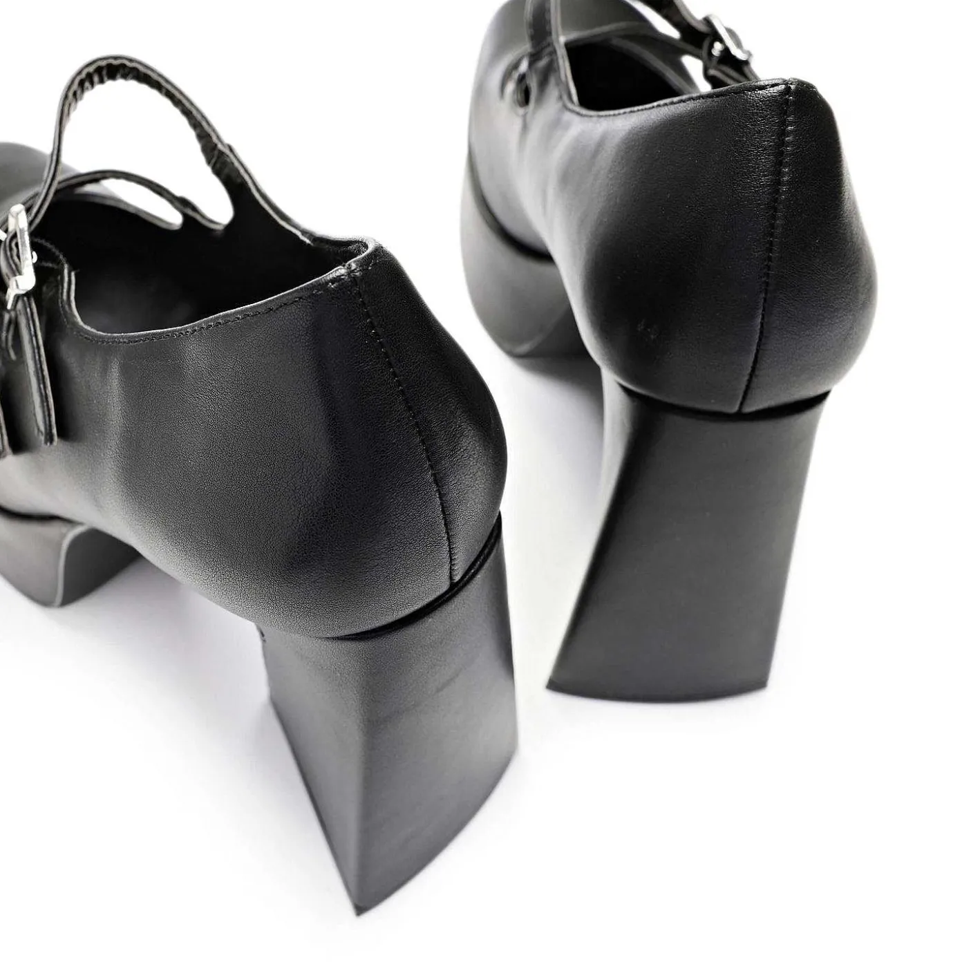 czarne_szpilki_na_platformie_zeba_4.webp Damskie KOI footwear Mary Janes Na Obcasie^Czarne Szpilki Na Platformie Zeba