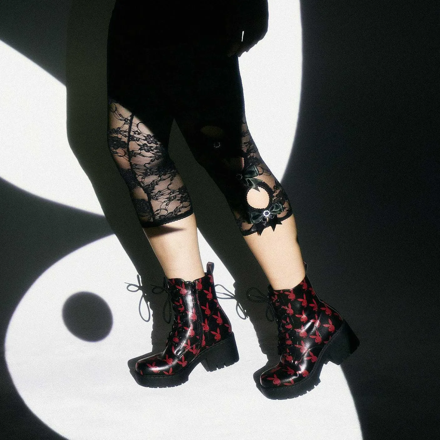 czerwone_buty_switch_playboy_reprise__kolekcja_playboya_x_koi_4.webp Damskie KOI footwear Buty Platformowe^Czerwone Buty Switch Playboy Reprise | Kolekcja Playboya X Koi