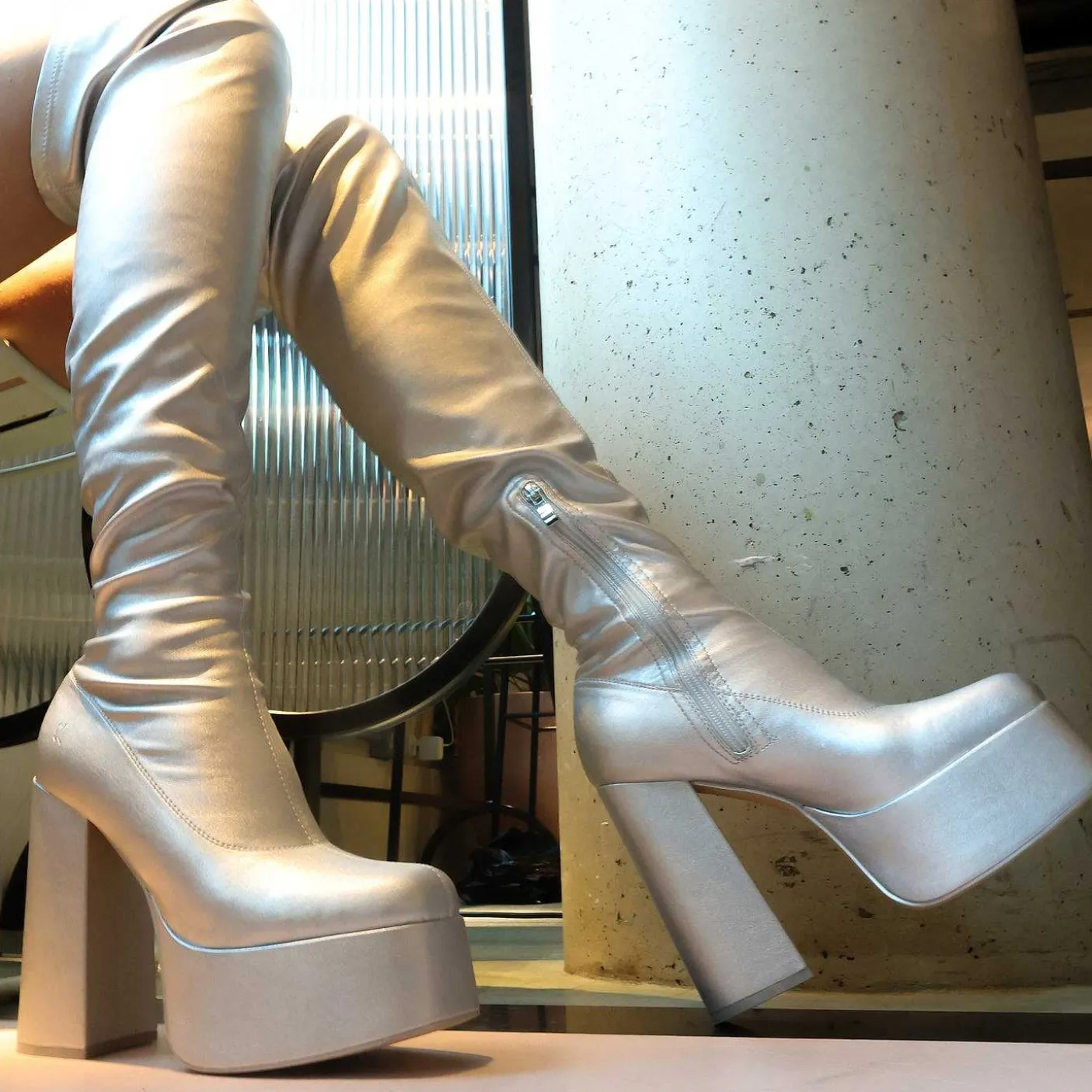 kozaki_za_kolano_the_redemption_plus_size__srebrne_4-1.webp Damskie KOI footwear Buty Platformowe^Kozaki Za Kolano The Redemption Plus Size - Srebrne