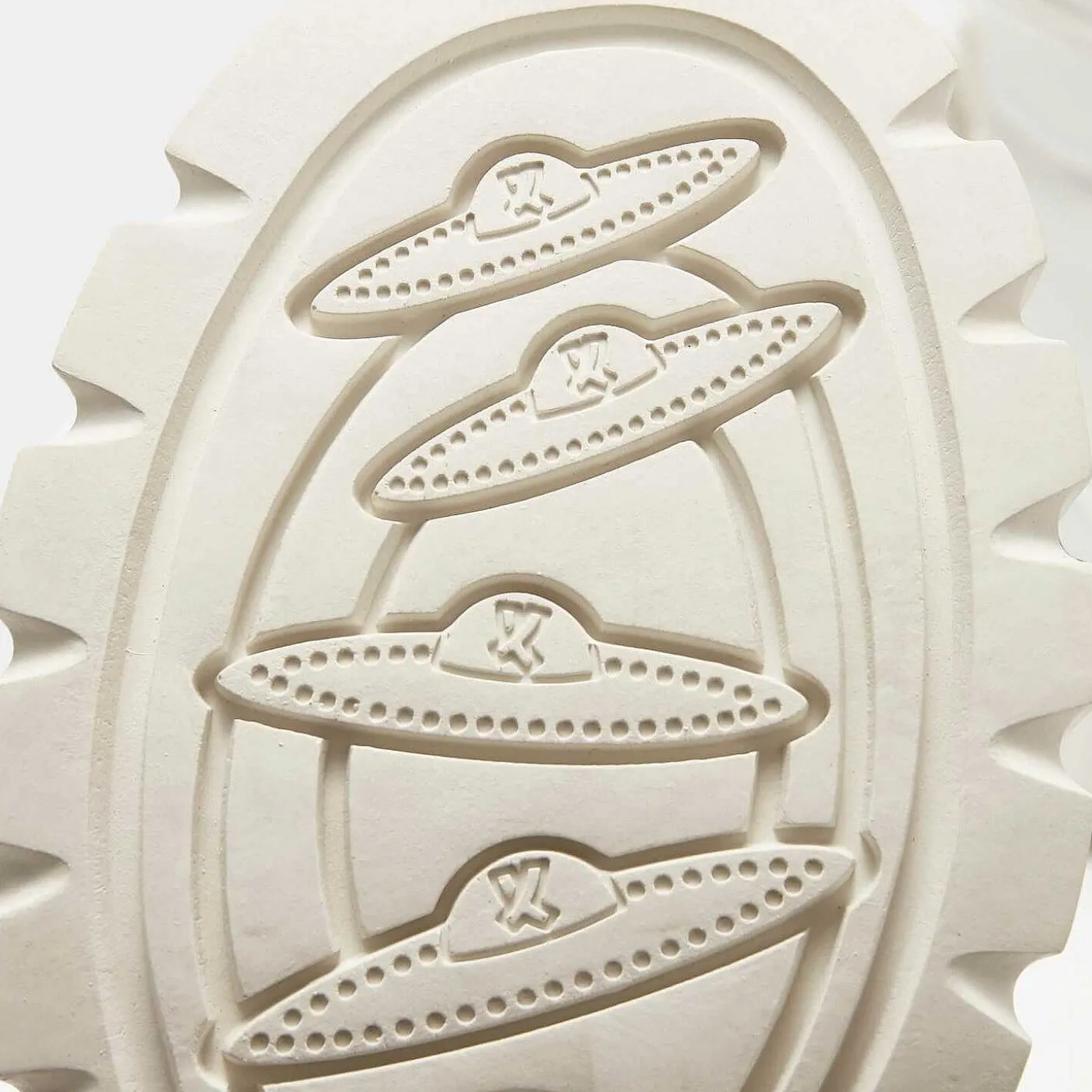 lepkie_biale_buty_na_platformie_7.webp Damskie KOI footwear Grube Buty^Lepkie Biale Buty Na Platformie