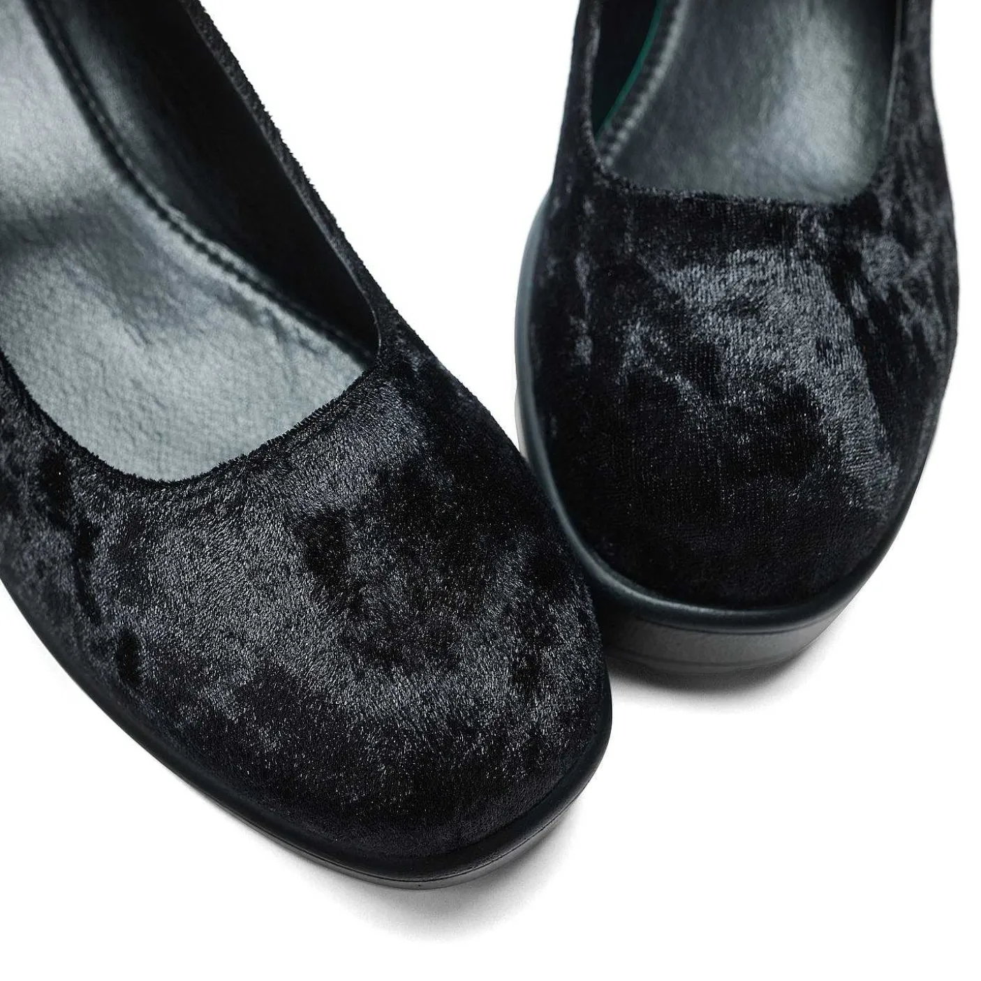 tira_playboy_mary_janes_dark_vigilante_edition__playboya_x_koi_3.webp Damskie KOI footwear Mary Janes Na Obcasie^Tira Playboy Mary Janes „Dark Vigilante Edition" | Playboya X Koi