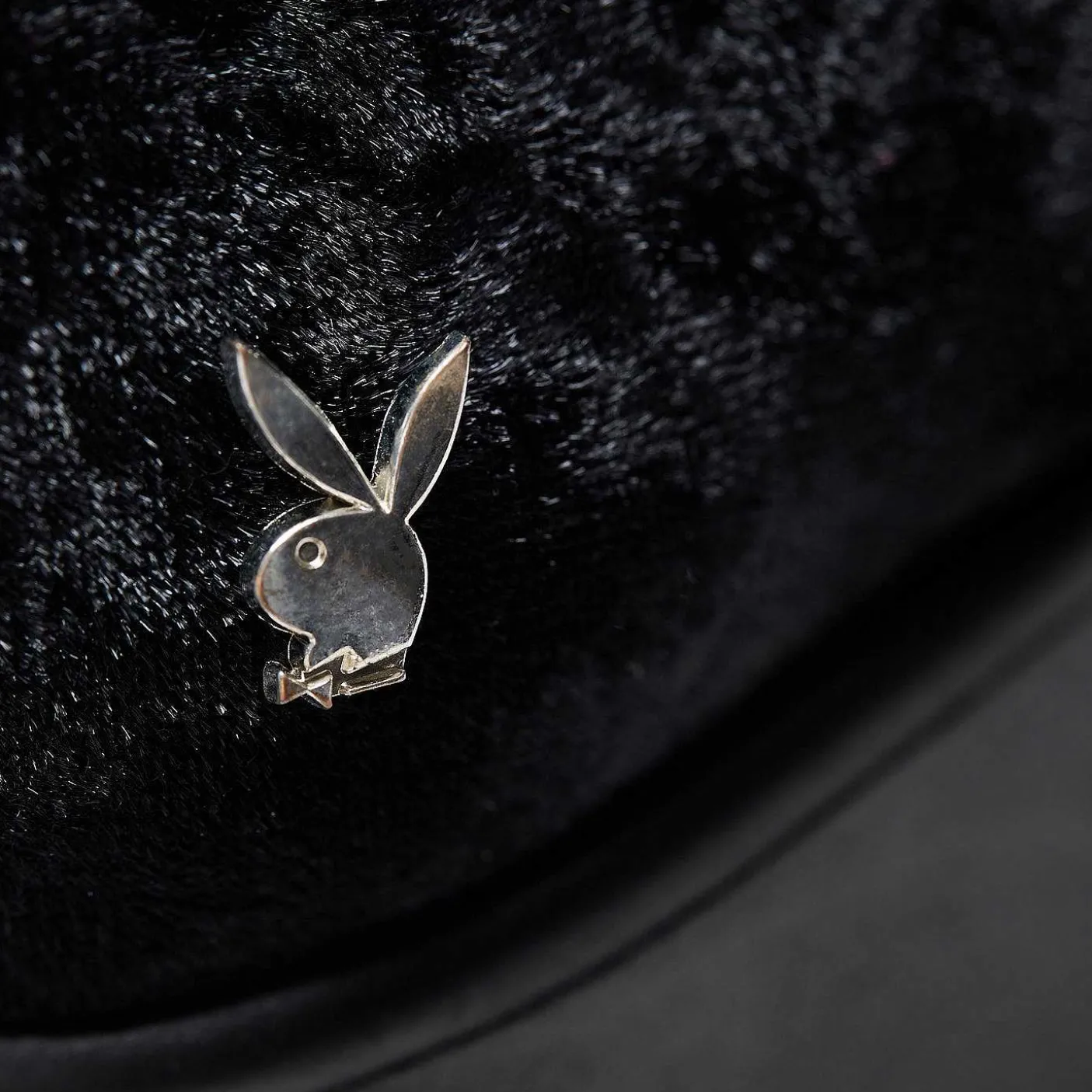 tira_playboy_mary_janes_dark_vigilante_edition__playboya_x_koi_6.webp Damskie KOI footwear Mary Janes Na Obcasie^Tira Playboy Mary Janes „Dark Vigilante Edition" | Playboya X Koi