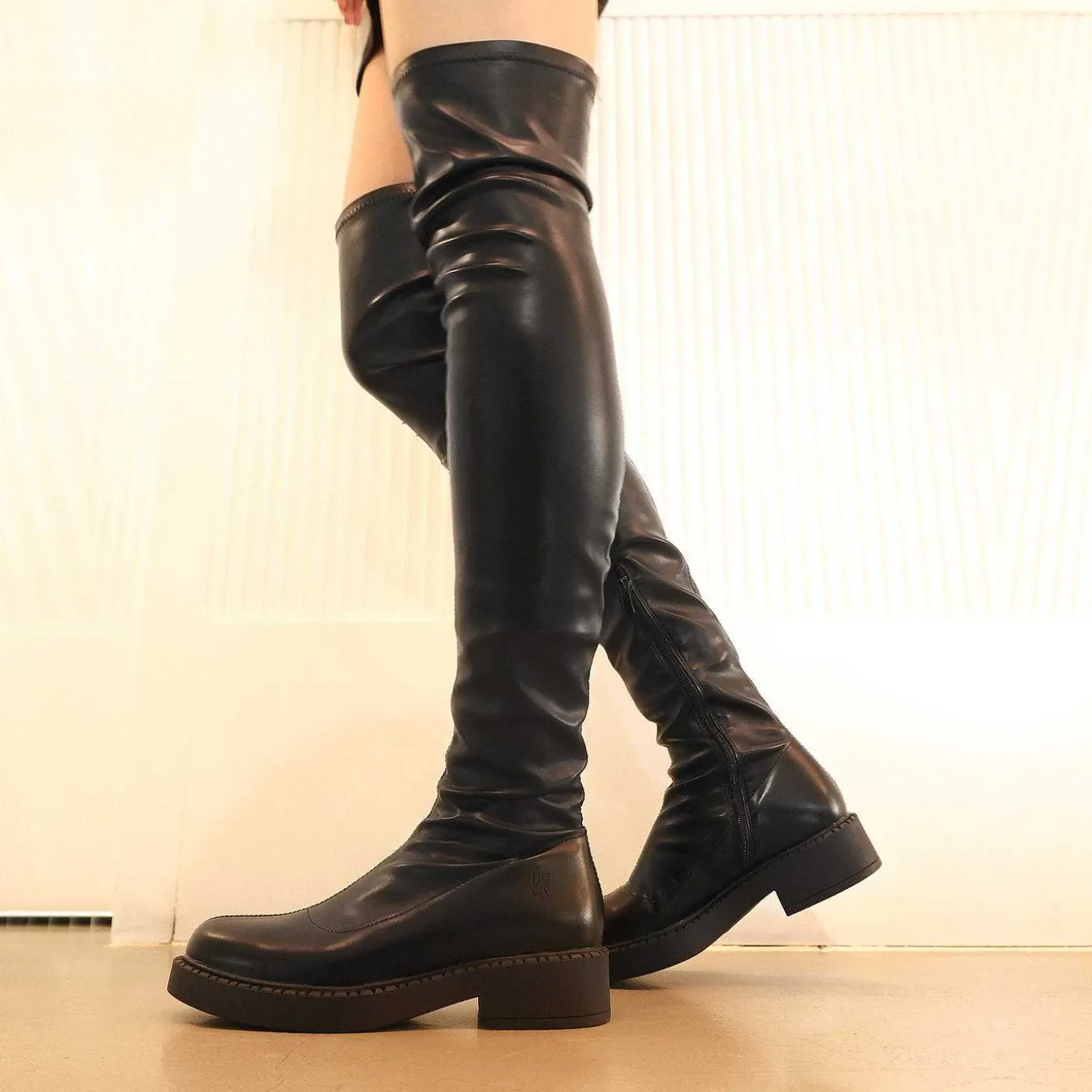 wysokie_buty_za_kolano_commander_w_duzych_rozmiarach_11-1.webp Damskie KOI footwear Buty Platformowe^Wysokie Buty Za Kolano Commander W Duzych Rozmiarach